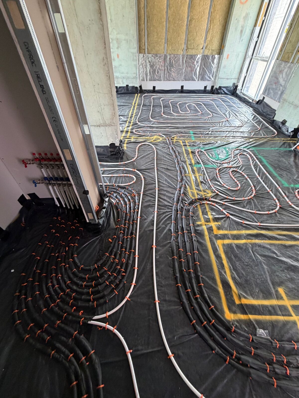Underfloor heating manifold pipe connections