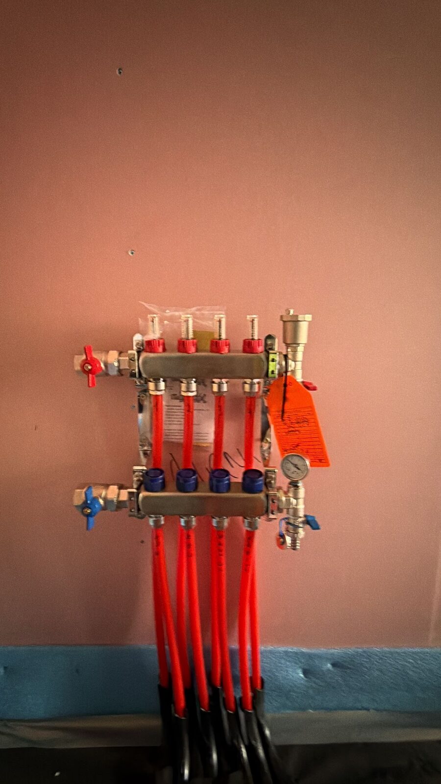 Wall-mounted underfloor heating manifold